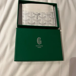 Vit korthållare - Helt ny. Vill inte ha den så jag säljer den