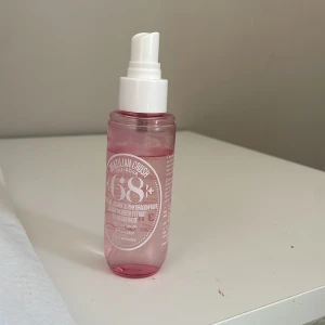 Brazilian Crush Cheirosa 68 Parfymmist - OBS LOCK ÄR BORT TAPPAT‼️Fräsch parfymmist från Sol de Janeiro i doften Cheirosa 68, med noter av brasiliansk jasmin och pink dragonfruit. 