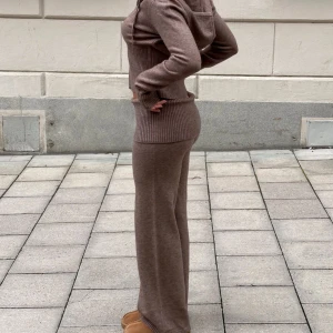 Stickat mjukisset - Säljer detta slutsålda set från nakd💓 Toppen är i xs och byxorna i s, använt kanske en gång! Nypris för båda: ca 800 kr