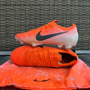 NIKE MERCURIAL VAPOR ELITE 12 FG EUPHORIA - NIKE MERCURIAL VAPOR ELITE 12 FG EUPHORIA | Storlek 41 | De är i ett mycket gott skick då de använts sparsamt | Skriv vid fler frågor eller bilder 