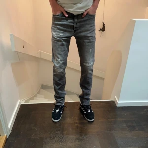 Diesel jeans  - Tja säljer nu mina gamla diesel jeans. Dessa jeansen är extremt feta med slitningarna. Jeansen är i väldigt bra skick. Har du några frågor eller funderingar hör av dig 