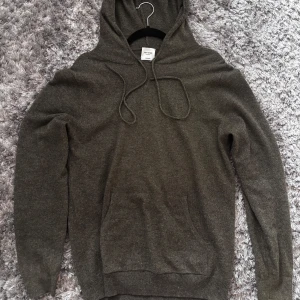 Kashmir hoodie - Säljer min gröna kashmir hoodie. Använd max 5 gånger, inga defekter, inte nopprig. Storlek M. Nypris runt 2500.
