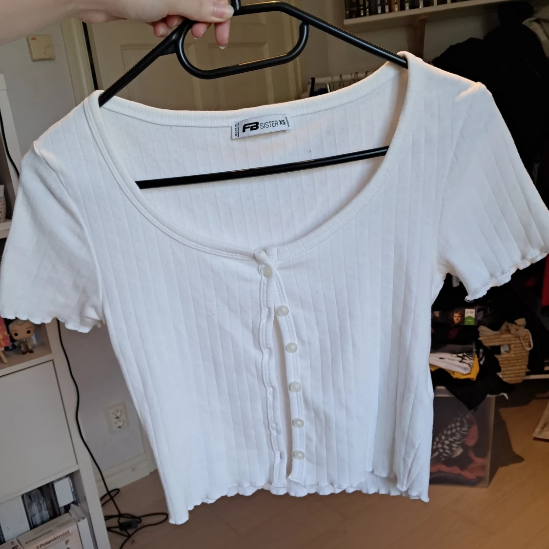 Vit ribbad topp med knappar