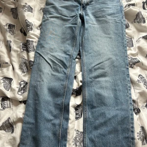 Perfect Jeans från Gina Tricot, ljusblå - Raka jeans från Gina💗 Väl använda men inga större skavanker. Midjemått 38cm innerbenslängd 79cm