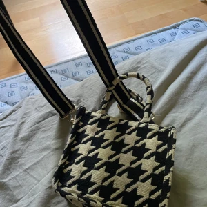 Crossbody väska - Crossbodyväska från H&M