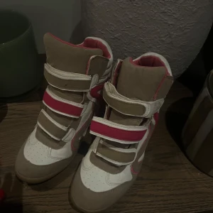 Wedge sneakers - Se sista bild för skavanker (ena spännet är trasigt) kan lätt fixas om man är händig 😘STORLEK: 38.5 passar 39 också. Vet inte vilket märke!! 