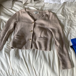 Beige kofta från Hampton Republic XS - Snygg beige kofta från Hampton Republic i stickad bomull. Älskar denna, säljer pga rensat garderob🤣