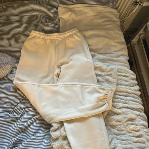 Beige mjukisbyxor från BikBok XS - Beigea mjukisbyxor från BikBok i storlek XS. Oanvända och är fortfarande mjuk och fluffig på insidan!
