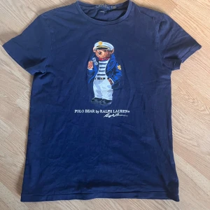 Ralph lauren Tshirt  - En mörkblå Ralph lauren tshirt i riktigt fint skick! Storlek S😃