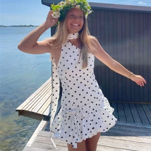 Vit prickig kortklänning med volang - Superfin vit kortklänning med svarta prickar och volang nertill. Helt ny i storlek xs