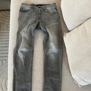 Replay jeans grå - Säljer dessa grå replay jeans i modellen Wallys. Storleken är 16y men är som ett par W28,L32. Modellen är slim med stretchigt jeans material. Jeansen är endast använda fåtal gånger och inga skador finns! Tvättas innan dem säljs. Dem liknar Anbass modellen väldigt mycket. Pris kan eventuellt diskuteras. 
