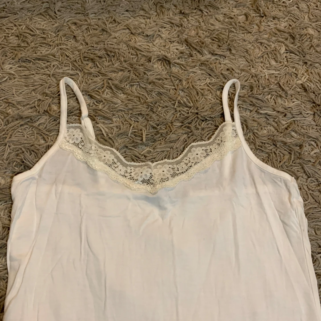 Vit spetsklänning med volangkant - 2