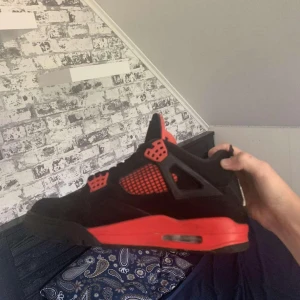 Nike Air jordan 4  - Red Thunders Sjukt fina skor Storlek 41 Passar 42 också. Bra skick Äkta Såklart självklart.