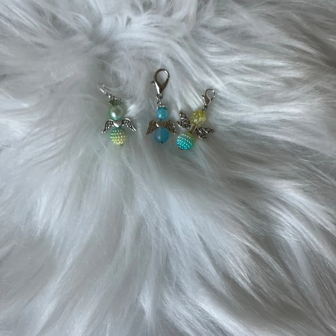 Färgglada ängelberlocker i pärlor - 2