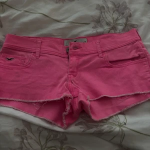 Lågmidjade rosa jeanshorts hollister - Snygga rosa Lågmidjade jeansshorts från Hollister. Jättetrendiga och vintage jeanshorts i bra skick. Inga defekter! Pris går att diskutera!!!