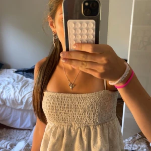 Söt vit kjol  - Supersöt vit kjol med smock upptill och volangig nederdel. Den kan andvändas som kjol och topp. Köpte den för 300 kr på Gina 2024 