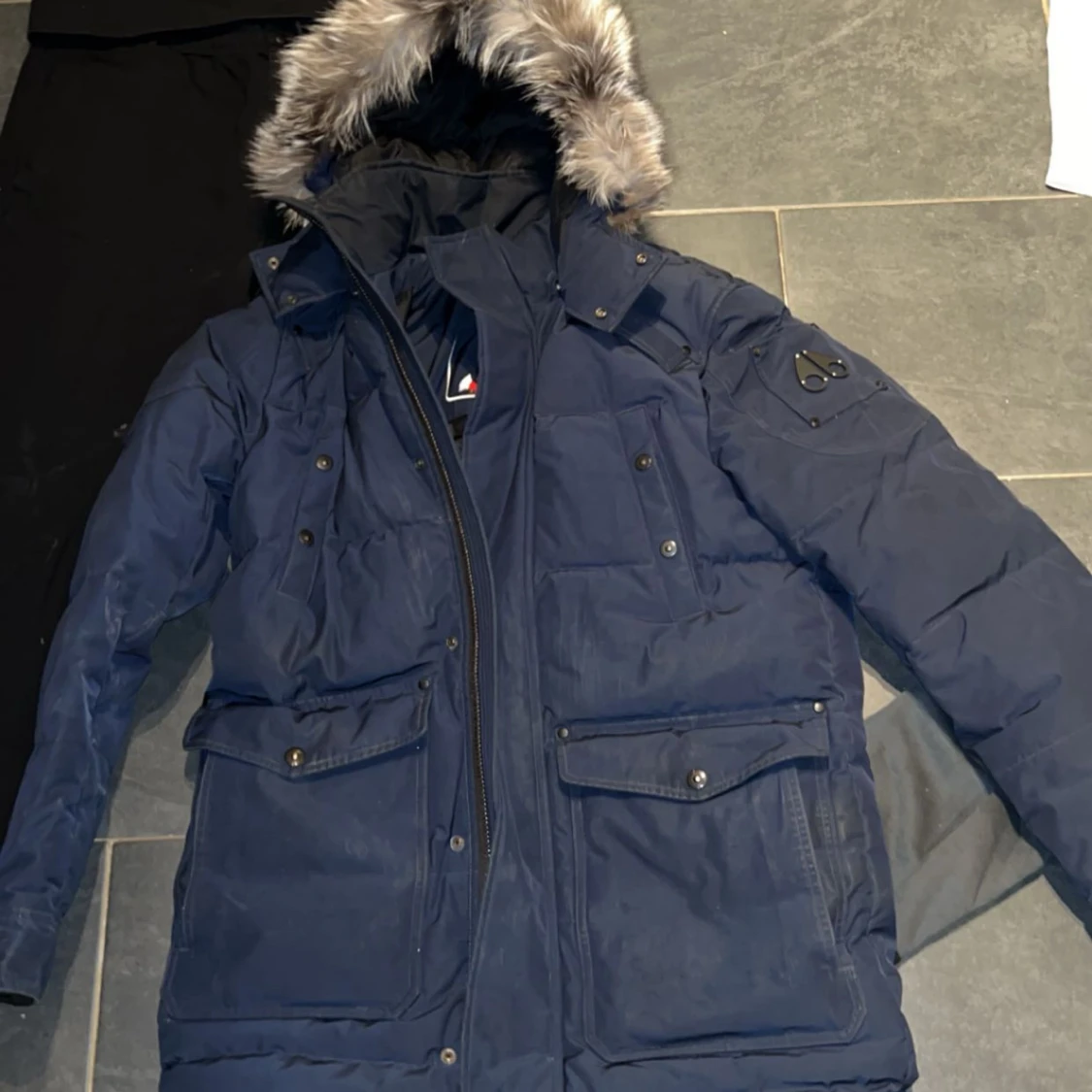 Blå Moose Knuckles dunjacka med pälskant