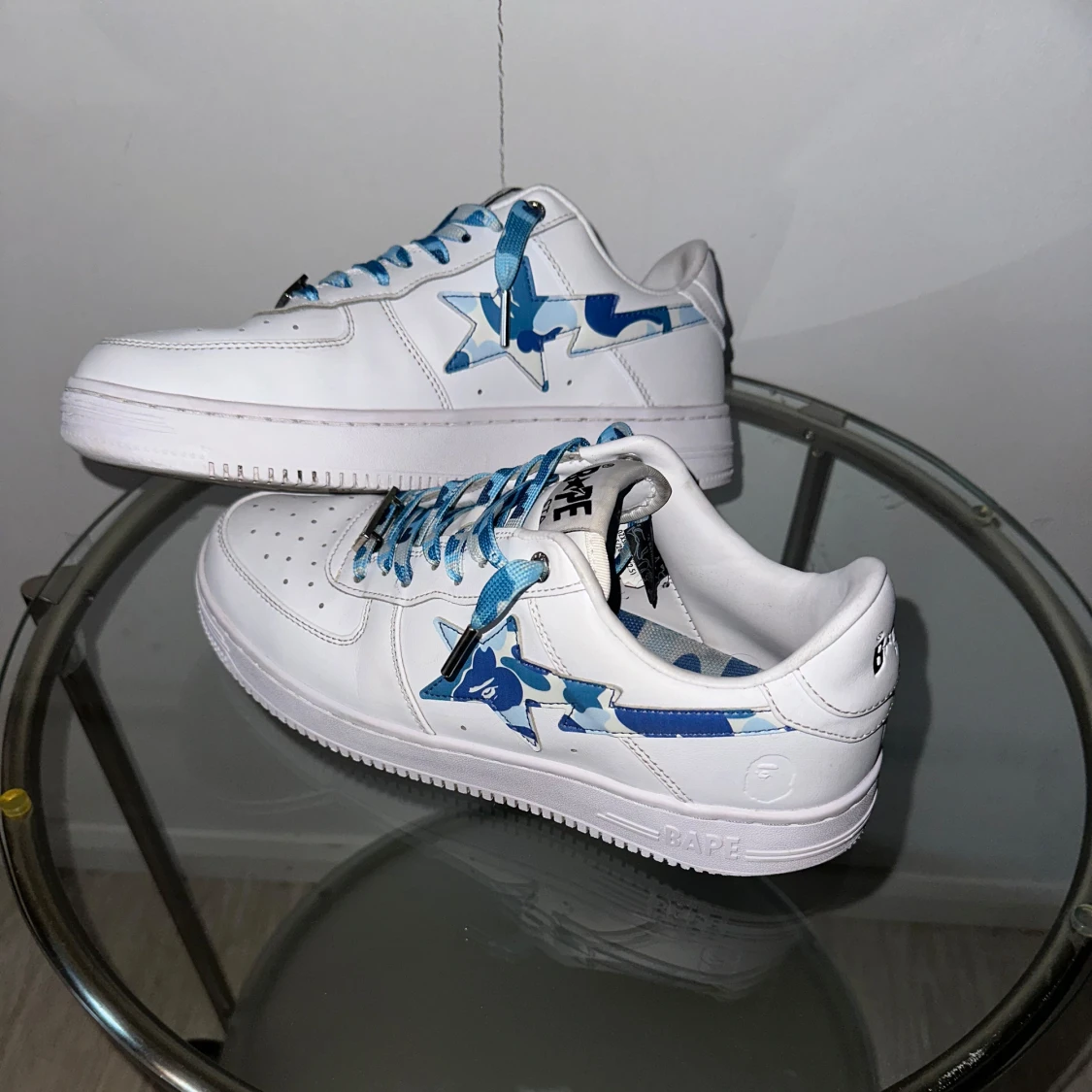 BAPE STA vita sneakers med blå camo