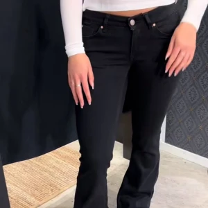 Svarta bootcut jeans - Svarta medellåga bootcut jeans i storlek xs helt nya från monki 