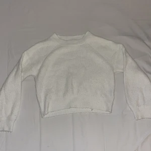 Stickad tröja - Jag säljer den här stickade tröjan som är från Kappahl, i storlek 134/140. Passar perfekt till hösten!🤩✨