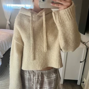Söt stickad hoodie - Världenssss sötaste stickade beiga hoodie från zara i mycket fint skick!! Varm och skön och passar till alla tillfälligheter. Tar emot å sälja!😅💗