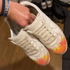 Maison margiela skor - Säljer ett par maison margiela skor storlek 41/42 bra skick har box och kvitto