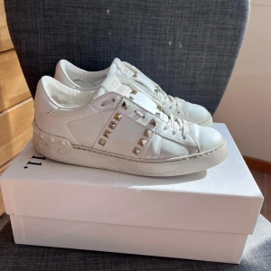 Valentino rockstud - Så snygga! Använt men fint skick. Allt på bilderna kommer med. Storlek 37,5.