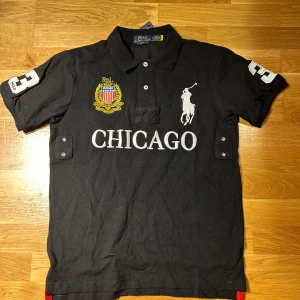 Chief Keef Svart Polo Ralph Lauren Chicago t-shirt - Svart t-shirt från Polo Ralph Lauren i storlek S.                      ✅Skriv för frågor eller mer bilder ✅