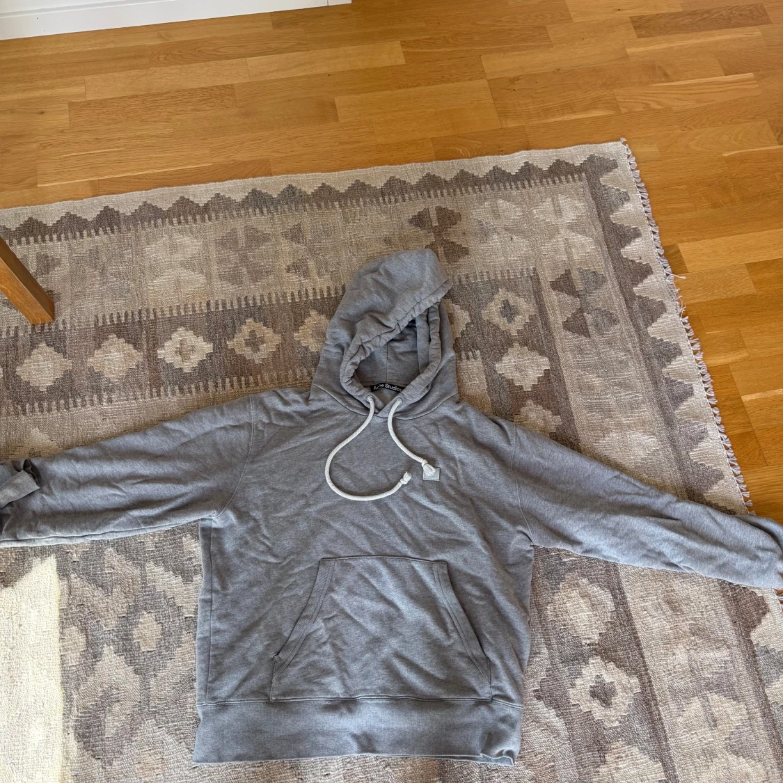 Grå hoodie från Acne Studios