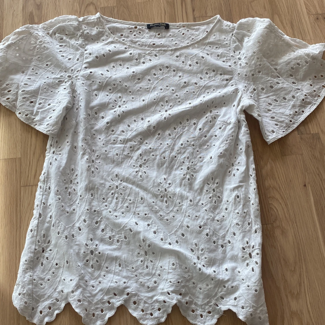 Vit broderad blus från Massimo Dutti