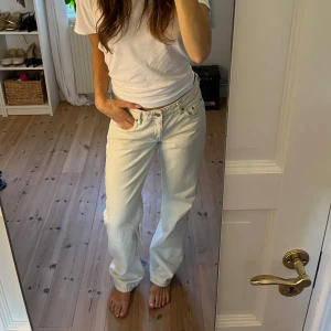 Ljusbeige weekday arrow jeans - Använda ett fåtal ggr, W29 L34