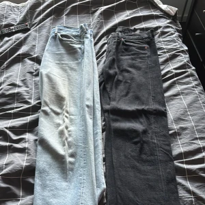 Två par jeans, ljusblå & svarta, relaxed - Säljer två par jeans från &Denim i storlek 32/32. Ett par är ljusblå med relaxed passform och klassisk femficksdesign, det andra paret är svarta med samma stilrena look. Båda är raka i modellen och tillverkade i bomullsdenim. Pris kan diskuteras vid snabb förhandling 