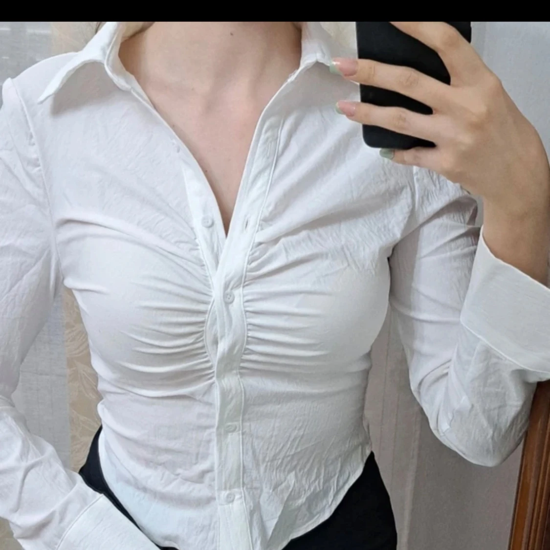 Vit skjorta med rynk framtill