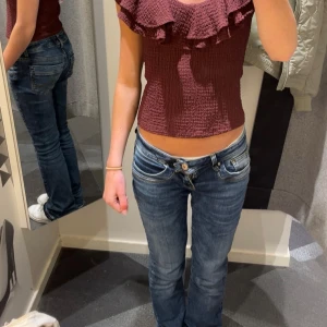 lågmidjade ltb valerie jeans - super fina ltb valerie jeans, dom är lite förstora för mig i midjan som man ser på första bilden.  dom två andra bilderna är från en annan tjej med mina byxor där dom passar.  dom är uppsprätta nere vid fötterna, storlek 25/32 skriv vid frågor💕