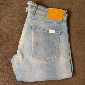 Ljusblå Replay Anbass slim fit jeans power stretch material - Säljer ett par riktigt snygga Replay Anbass slim fit herrjeans i superskönt Powerstretch material | skick 10/10, helt nya med alla lappar kvar på | W34 L30 | skriv vid frågor!