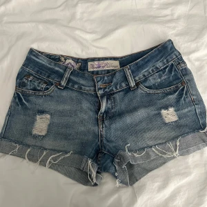 Blå slitna jeansshorts House of Denim - Snygga blå jeansshorts från House of Denim med slitna detaljer och fransig kant. Storlek står inte men dom är förtstora för mig som oftast har storlek 32 i shorts 