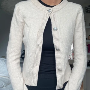 Ullkofta  - Ullkofta med svulstiga knappar från dobber, stl xs 