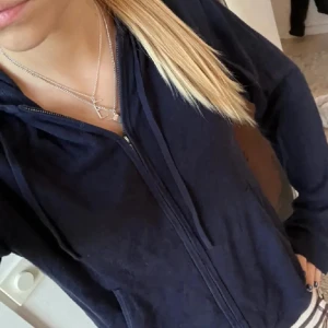 Stickad zip up - Intressekoll på min mörkblåa zip up tröja🙌🏼💝 är storlek m men sitter som s