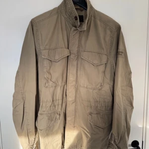 Abercombie and fitch Field jacket - Säljer min Field jacket då den inte används, den är bra skick men har använts en del. Den är storlek M men skulle säga att den passar M/L. Perfekt till sommarkvällar o till hösten 