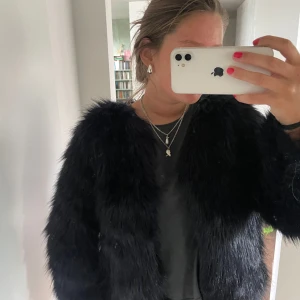 Mörkblå pälsjacka  - Säljer en mörkblå  pälsjacka från H&M i storlek S. 