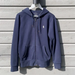 Polo Ralph lauren kofta marin  - Marinblå Ralph lauren kofta, schyst skick snygg nu till sommaren, storlek s sitter bra.