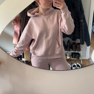 Ljusrosa hoodie och mjukisbyxor  - Supermjuk ljusrosa hoodie med huva och stor magficka. Med de matchande ljusrosa mjukisbyxorna från Gina Tricot. Oversized passform och perfekt för chill dagar. Tillverkad i bomullsmix som känns skön mot huden. Enkel och stilren design utan tryck eller mönster. Båda delarna är i storleken xs💕