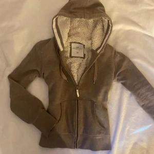 vintage kofta - super söt vintage h&m kofta med lurv i sig, super mysig och skön till vinter och höst 🍂🤎