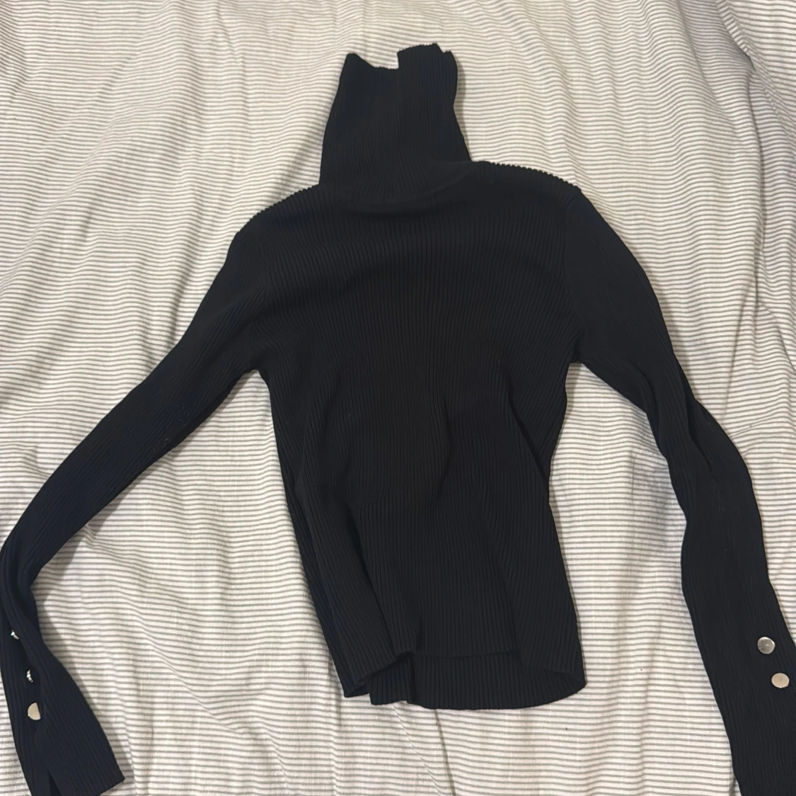 Svart ribbad polotröja med knappar