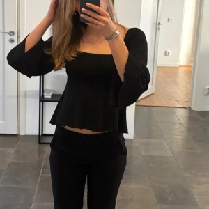 Svart blus med vida ärmar - Säljer en svart blus med croppad passform och vida långa ärmar från Bikbok. Knappt använd. Strl xs. Pris 60 kr. 