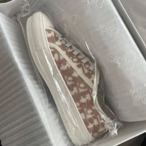 Dior sneakers - ✨Pris kan diskuteras vid snabb affär✨Dior sneakers i the perfect pink 💕 Storlek 38 – typ den magiska storleken som alltid går först Kommer med box – clean, classy och redo för ett nytt hem 😌 De här försvinner innan du ens hunnit blinka, så skynda ✨ Skick: som nya – använda max 1–2 gånger