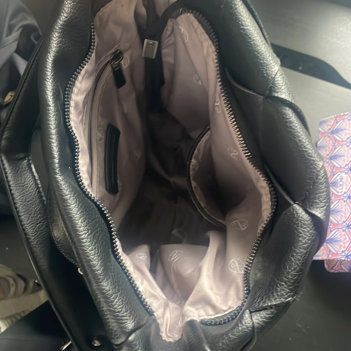 Svart axelväska i flätat skinn från emily&noah - 1