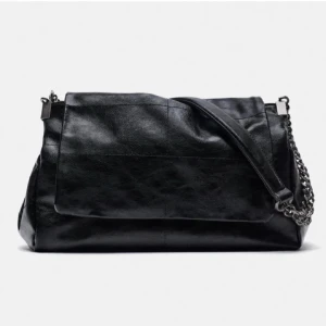 Svart axelväska i skinn med kedja - Jätte fin väska från Zara i super bra skick!! Sälja inte längre🥰