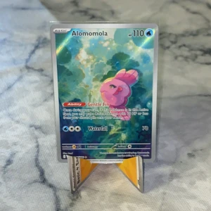 Alomomola - Coolt Pokémonkort med Alomomola! Perfekt för dig som samlar eller spelar Pokémon TCG. Kortet har färgstark design och är i fint skick. Ett måste för alla unga Pokémonfans som vill utöka sin samling med något unikt och snyggt. OBS! Gå in och kolla mina andra annonser vet ja 🙌 