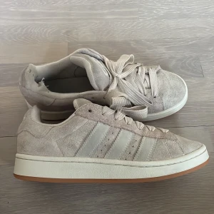 Adidas campus 00s - Kolla bilderna för att se skavanker på skorna. Skickar samma dag. Hör av dig vid frågor